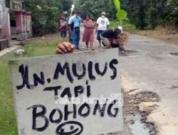 Warga Blimbing Jombang Tanam Pisang di Jalan Berlubang, Sindir ‘Jalan Mulus Tapi Bohong’
