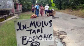 Protes warga atas kondisi jalan rusak di Desa Blimbing, Kecamatan Kesamben, Kabupaten Jombang, Rabu (5/1/2022)