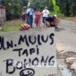 Protes warga atas kondisi jalan rusak di Desa Blimbing, Kecamatan Kesamben, Kabupaten Jombang, Rabu (5/1/2022)