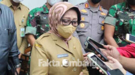 Bupati Jombang Mundjidah Wahab, saat diwawancarai wartawan di Pendopo Kabupaten setempat.