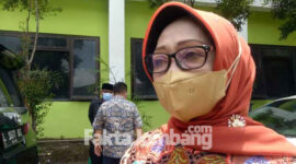 Bupati Jombang, Mundjidah Wahab, saat diwawancarai usai kegiatan wisuda Institut Agama Islam Bani Fatah (IAIBAFA) Tambakberas, Jombang, Sabtu (12/2/2022).