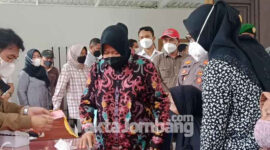 Mensos Tri Rismaharini ketika memantau penyaluran bansos di kantor Kecamatan Mojoagung, Kabupaten Jombang, Minggu (6/2/2022),