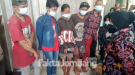 Sejumlah anak jalanan di Desa Gambiran, Kecamatan Mojoagung, Kabupaten Jombang, ketika ditemui Menteri Sosial Tri Rismaharini.