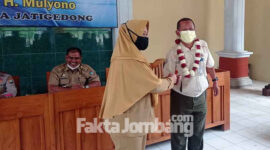 GM PT CJI Ploso Jombang H Mulyono saat bersalaman dengan Kades Jatigedong Siti Junaidah, usai tercapai kesepakatan harga scrape dalam rapat di balai desa setempat, Senin (14/2/2022).