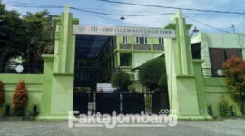 Gapura gerbang depan SMP Islam Roushon Fikr, Jombang, Rabu (23/2/2022).