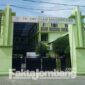 Gapura gerbang depan SMP Islam Roushon Fikr, Jombang, Rabu (23/2/2022).