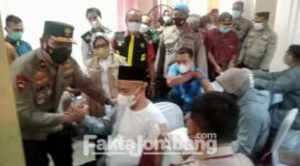 Wakapolda Jatim Brigjen Pol Slamet Hadi Supraptoyo, ketika memantau pelaksanaan vaksinasi Covid-19 di GOR Ponpes Tambakberas, Desa Tambakrejo, Kecamatan/ Kabupaten Jombang.