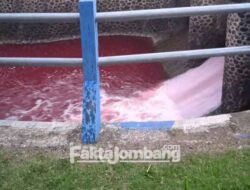 Heboh, Air Sungai di Kawasan Mojoagung Jombang Mendadak Berubah Warna Merah