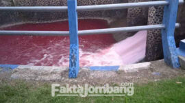 Kondisi air sungai di Desa Tanggalrejo, Kecamatan Mojoagung, Kabupaten Jombang, yang berubah jadi warna merah, Kamis (25/2/2022),