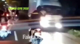 Tangkapan layar geng motor rusak truk, di jalan raya Ploso - Babat, Jombang.