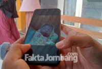 Foto bayi laki-laki dari pasangan Ustaz Abdul Somad dengan Fatimah Az-Zahra Salim Barabud. 