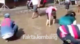 Tangkapan layar warga menangkap ikan di jalan raya jurusan Tapen – Kabuh, Kabupaten Jombang.