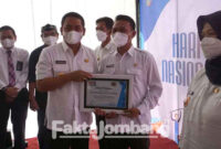 Wabup Jombang Sumrambah saat memberikan penghargaan kepada 9 desa terbaik untuk kategori pengelolaan informasi digital dan kategori pengelolaan wisata. 