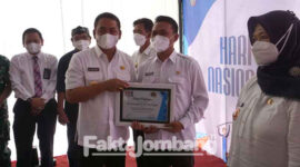 Wabup Jombang Sumrambah saat memberikan penghargaan kepada 9 desa terbaik untuk kategori pengelolaan informasi digital dan kategori pengelolaan wisata. 