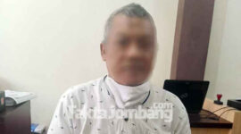 Tersangka DAE, Dirut PT Hanief Property Indonesia (HPI) saat diamankan di Polres Jombang.