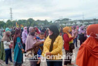 Emak-emak tampak mengantre untuk membeli sembako di pasar murah Alun-alun Jombang, Senin (21/2/2022).