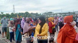 Emak-emak tampak mengantre untuk membeli sembako di pasar murah Alun-alun Jombang, Senin (21/2/2022).