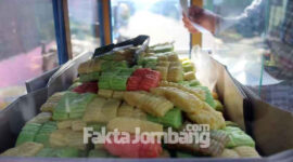 Getuk lindri warna-warni yang dijual Susilo, warga Desa Mojongapit, Kecamatan/ Kabupaetn Jombang, masih eksis di masa pandemi Covid-19.