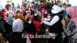 Gubernur Jawa Timur, Khofifah Indar Parawansa saat menghadiri operasi pasar murah minyak goreng di kantor Dispenda Jatim, di Jombang.