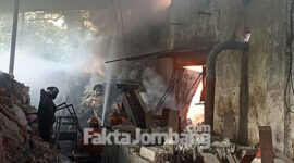 Petugas berupaya memadamkan api yang membakar gudang plastik di jalan raya Desa Keplaksari, Kecamatan Peterongan, Kabupaten Jombang, Kamis (17/2/2022)