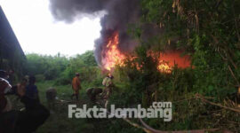Petugas berupaya memadamkan api yang membakar gudang plastik di jalan raya Desa Keplaksari, Kecamatan Peterongan, Kabupaten Jombang, Kamis (17/2/2022)