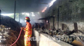 Petugas berupaya memadamkan api yang membakar gudang plastik di jalan raya Desa Keplaksari, Kecamatan Peterongan, Kabupaten Jombang, Kamis (17/2/2022)