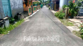 Kondisi jalan hotmix di Desa Sumberagung, Kecamatan Perak, Kabupaten Jombang, yang tak mencantumkan volume pekerjaan.