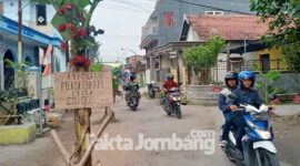 Kondisi jalan rusak dan berlubang di Kampung Bupati Jombang, Mundjidah Wahab, Dusun Tambakberas, Desa Tambakrejo, Kecamatan/Kabupaten Jombang.
