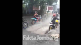 Tangkapan layar dari video sejumlah pengendara motor trail yang terlihat balapan di jalan rusak Desa Tapen, Kecamatan Kudu, Kabupaten Jombang.