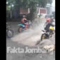 Tangkapan layar dari video sejumlah pengendara motor trail yang terlihat balapan di jalan rusak Desa Tapen, Kecamatan Kudu, Kabupaten Jombang.