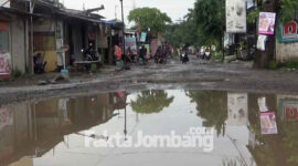 Jalan rusak di Desa Tapen, Kecamatan Kudu, Kabupaten Jombang.