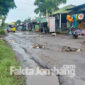 Tampak seorang warga setempat saat menimbun jalan berlubang dengan batu seadanya di jalan jurusan Tapen - Kabuh, tepatnya di Desa Tapen, Kecamatan Kudu, Kabupaten Jombang,