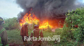 Petugas pemadam kebakaran (Damkar) Kabupaten Jombang, ketika berusaha memadamkan si jago merah yang melalap gudang produksi tali plastik di Desa Keplaksari, Kecamatan Peterongan, Kabupaten Jombang Kamis (17/2/2022).