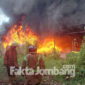 Petugas pemadam kebakaran (Damkar) Kabupaten Jombang, ketika berusaha memadamkan si jago merah yang melalap gudang produksi tali plastik di Desa Keplaksari, Kecamatan Peterongan, Kabupaten Jombang Kamis (17/2/2022).