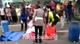 Proses evakuasi korban meninggal dunia akibat kecelakaan di jalan raya Desa Losari, Kecamatan Ploso, Kabupaten Jombang, Senin (14/2/2022) sore.