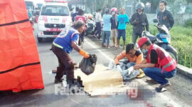 Jenazah korban yang merupakan pegawai kampus Unipdu Peterongan Jombang saat dievakuasi petugas di lokasi kejadian, jalan raya Desa/ Kecamatan Trowulan, Mojokerto. (FotoL Istimewa)