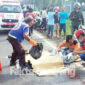 Jenazah korban yang merupakan pegawai kampus Unipdu Peterongan Jombang saat dievakuasi petugas di lokasi kejadian, jalan raya Desa/ Kecamatan Trowulan, Mojokerto. (FotoL Istimewa)