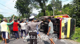 Proses evakuasi truk yang terguling di jalan raya Desa Gajah, Kecamatan Ngoro, Kabupaten Jombang, Kamis (3/2/2022).