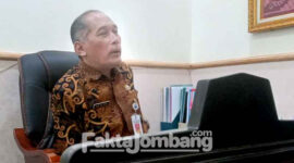 Kepala Disdagrin Jombang, Hari Oetomo, diwawancarai di kantornya usai pertemuan dengan sejumlah distributor minyak goreng.