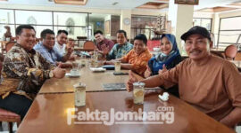 Ketua Asosiasi Kepala Desa (AKD) Kabupaten Jombang, H Warsubi saat bertemu dengan sejumlah ketua Fraksi DPRD Jombang, di rumah makan hotel Horison Yusro, Desa Keplaksari, Kecamatan Peterongan, Jombang, Rabu (23/2/2022).