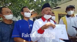 Ketua BKNDI Jombang, Mohammad Yusuf Efendi menunjukkan data CSR PT Sengfong yang didapat dari Bappeda Jombang, Rabu (9/2/2022).