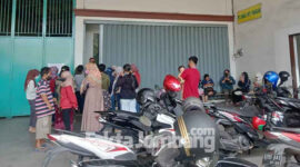 Suasana warga sedang mengantre di gudang PT Sinar Inti Pangan, Desa Denanyar, Kecamatan/ Kabupaten Jombang, demi mendapatkan minyak goreng seharga Rp 14 ribu per liter, Kamis (17/2/2022)