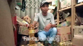 Ahmad Sulaiman, salah satu pedagang minyak goreng di pasar Pon Jombang.