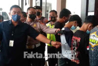 Kasat Reskrim Polres Jombang, AKP Teguh Setiawan sedang mengamankan tujuh pemuda pelaku pengerusakan truk yang videonya viral.