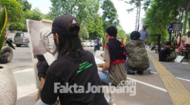 Aktivitas sejumlah pelukis di Jombang dalam rangka memperingati Hari Pers Nasional (HPN) 2022 di depan Graha Media Jombang atau trotoar jalan KH Wahid Hasyim, Rabu (9/2/2022).