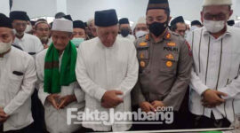 Kapoles Jombang AKBP Moh Nurhidayat saat berada di samping keranda jenazah KH Moch Djamaluddin Ahmad, pengasuh Bumi Damai Al-Muhibbin Ponpes Bahrul Ulum Tambakberas, Jombang, Kamis (24/2/2022).