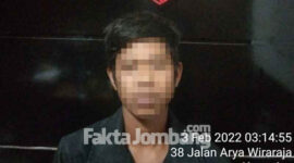 Tersangka Riduwan diamankan di Polres Jombang setelah kedapatan membawa senjata tajam berupa pedang.