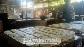 Perajin tahu di Desa Plosogeneng, Kecamatan/Kabupaten Jombang yang masih memproduksi di tengah melonjaknya harga kedelai.