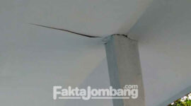 Kondisi salah satu titik plafon SDN Darurejo 2, Kecamatan Plandaan, Kabupaten Jombang yang rusak.