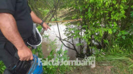 Seorang warga menujukkan titik diduga menjadi lokasi terceburnya pria bernama Mahmud di sungai afvour Besuk, Desa Brangkal, Kecamatan Bandar Kedungmulyo, Jombang, Senin (7/2/2022).